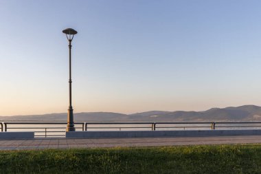 Golubac, S kasabasından geçen Tuna Nehri'nin gün batımı manzarası