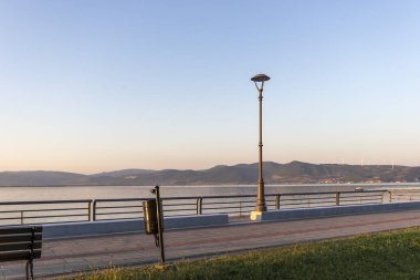 Golubac, S kasabasından geçen Tuna Nehri'nin gün batımı manzarası