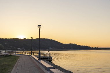 Golubac, S kasabasından geçen Tuna Nehri'nin gün batımı manzarası