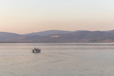 Golubac, S kasabasından geçen Tuna Nehri'nin gün batımı manzarası