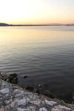 Golubac, S kasabasından geçen Tuna Nehri'nin gün batımı manzarası