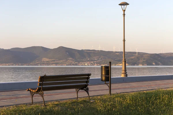 Vista sul tramonto del fiume Danubio passando attraverso una città di Golubac, S — Foto Stock