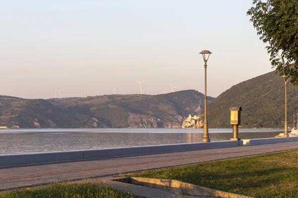 Vista sul tramonto del fiume Danubio passando attraverso una città di Golubac, S — Foto Stock