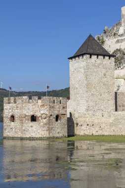 Golubac Kalesi - Tuna Nehri'nin güney tarafında, Serbi