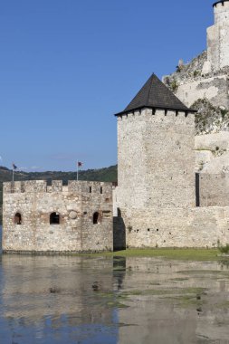 Golubac Kalesi - Tuna Nehri'nin güney tarafında, Serbi