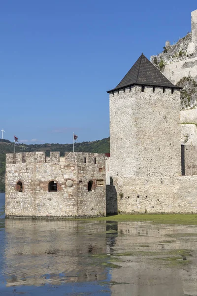 Golubac Kalesi - Tuna Nehri'nin güney tarafında, Serbi