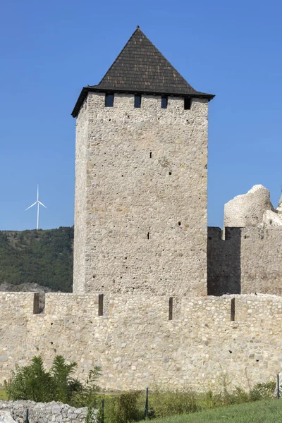 Golubac-Fort-aan de zuidkant van de rivier de Donau, Serbi — Stockfoto