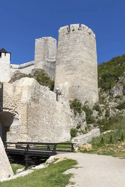 Golubac-Fort-aan de zuidkant van de rivier de Donau, Serbi — Stockfoto