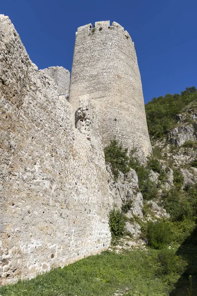 Golubac-Fort-aan de zuidkant van de rivier de Donau, Serbi — Stockfoto