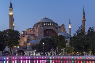 İstanbul'daki Ayasofya Müzesi'nin gece fotoğrafı