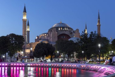 İstanbul'daki Ayasofya Müzesi'nin gece fotoğrafı