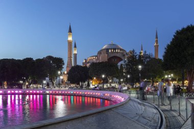 İstanbul'daki Ayasofya Müzesi'nin gece fotoğrafı