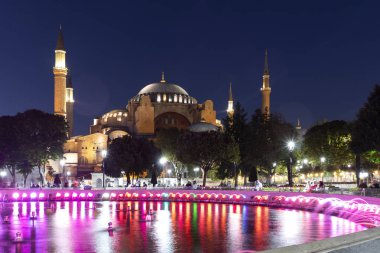 İstanbul'daki Ayasofya Müzesi'nin gece fotoğrafı