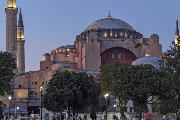 Fotos noturnas do Museu Hagia Sophia na cidade de Istambul — Fotografia de Stock