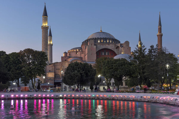 Ночное фото Музея Святой Софии в Стамбуле
