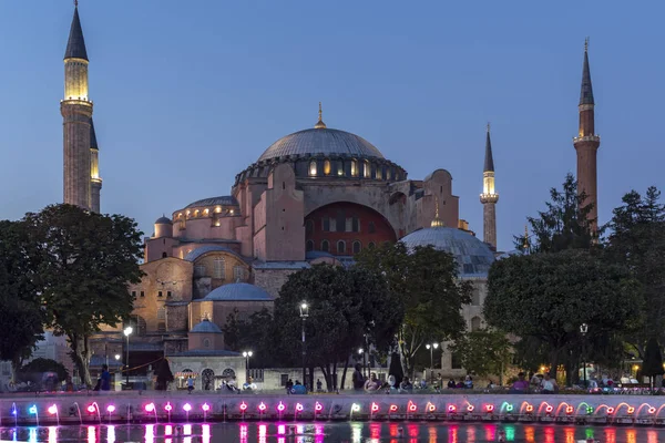 İstanbul'daki Ayasofya Müzesi'nin gece fotoğrafı