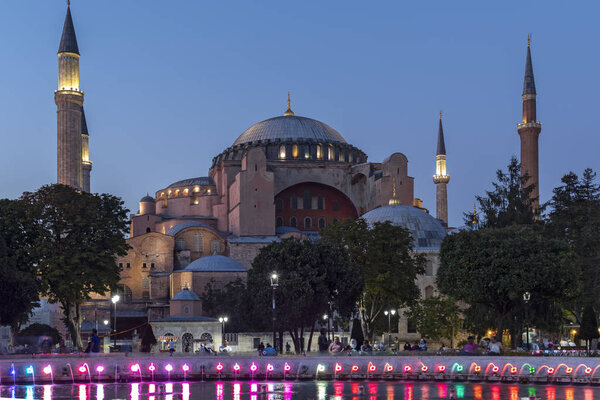 Ночное фото Музея Святой Софии в Стамбуле
