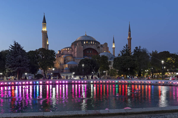 Ночное фото Музея Святой Софии в Стамбуле
