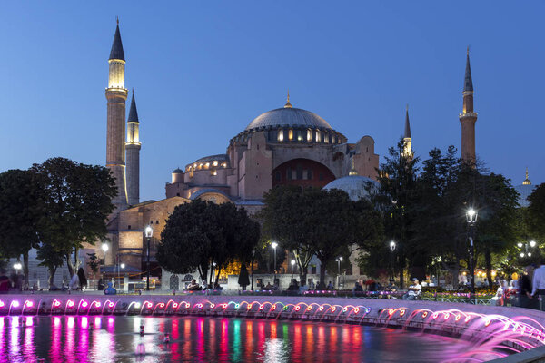 Ночное фото Музея Святой Софии в Стамбуле
