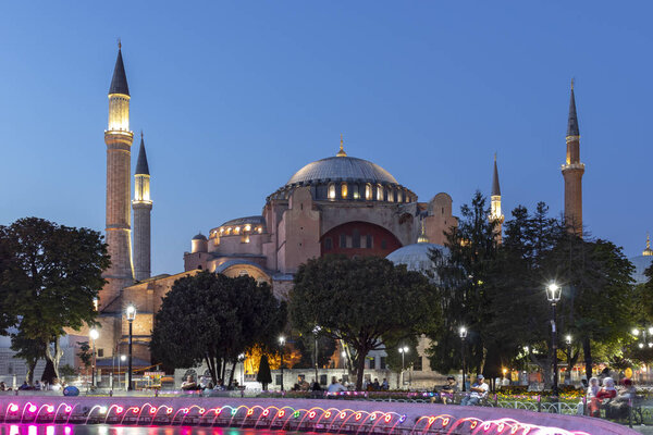 Ночное фото Музея Святой Софии в Стамбуле

