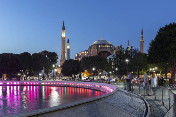 Ночное фото Музея Святой Софии в Стамбуле
