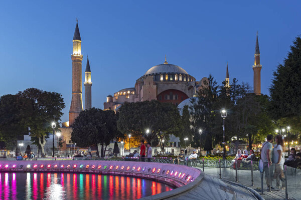 Ночное фото Музея Святой Софии в Стамбуле
