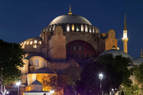 Ночное фото Музея Святой Софии в Стамбуле — стоковое фото