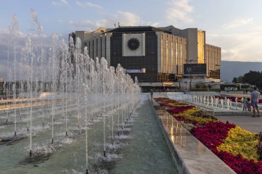 Sofya,Bulg şehrindeki Ulusal Kültür Sarayı'nın gün batımı manzarası