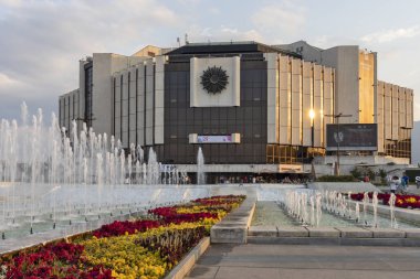 Sofya,Bulg şehrindeki Ulusal Kültür Sarayı'nın gün batımı manzarası
