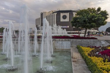 Sofya,Bulg şehrindeki Ulusal Kültür Sarayı'nın gün batımı manzarası
