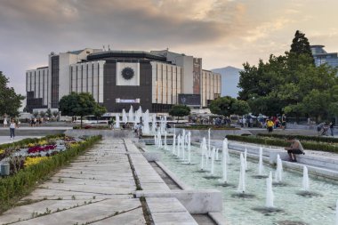 Sofya,Bulg şehrindeki Ulusal Kültür Sarayı'nın gün batımı manzarası