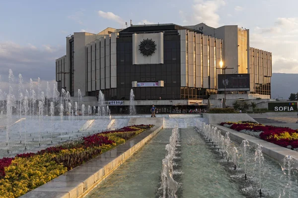 Vista al atardecer del Palacio Nacional de la Cultura en la ciudad de Sofía, Bulg —  Fotos de Stock