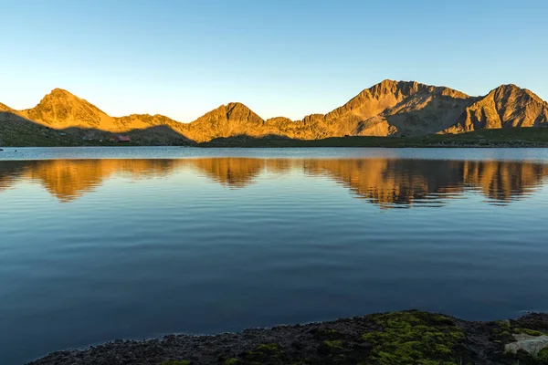 Sunset landschap van Tevno Lake, Pirin Mountain, Bulgarije — Stockfoto