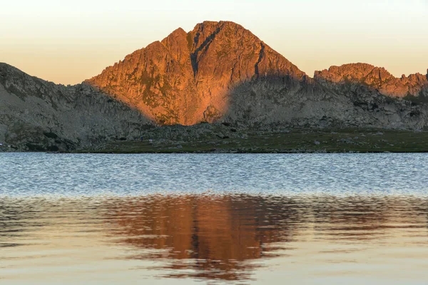 Solnedgang landskab i Tevno sø, Pirin Mountain, Bulgarien - Stock-foto