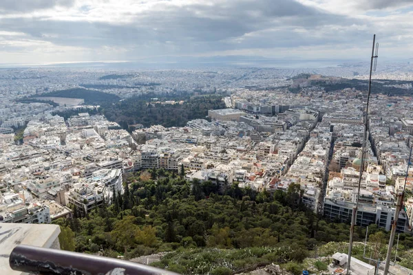 ギリシャ、リカベトスの丘からアテネの街のパノラマ — ストック写真