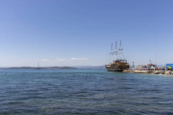 Haven en strand in de stad Ouranopoli, Griekenland — Stockfoto