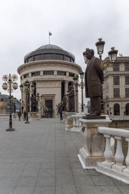 Üsküp'te Sanat Köprüsü ve Vardar Nehri