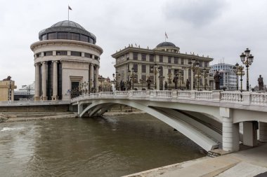 Üsküp'te Sanat Köprüsü ve Vardar Nehri