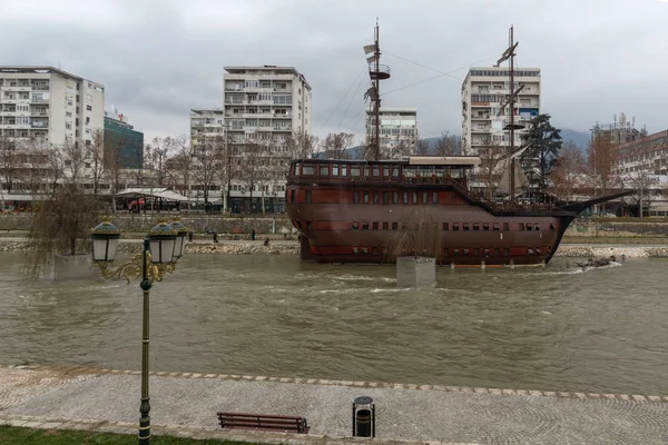 Río Vardar pasando por la ciudad de Skopje, Macedonia del Norte —  Fotos de Stock