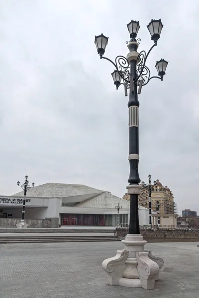 Площадь Матери Терезы и оперный театр в городе Скопье, Северная Ма — стоковое фото