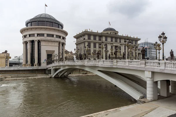 Художественный мост и река Вардар в городе Скопье — стоковое фото
