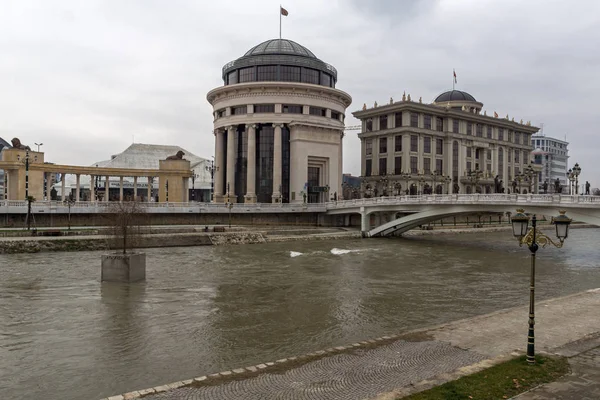Puente de Arte y Río Vardar en la ciudad de Skopje — Foto de Stock