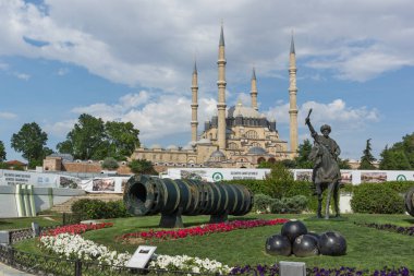 Edirne şehrinde Osmanlı Sultanı Mehmed Anıtı