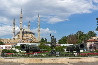 Edirne şehrinde Osmanlı Sultanı Mehmed Anıtı