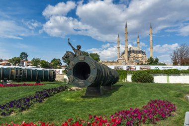 Edirne şehrinde Osmanlı Sultanı Mehmed Anıtı