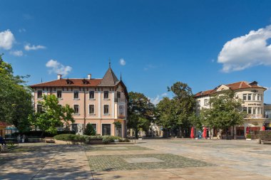 Vratsa, Bulgaristan - 15 Temmuz 2018: Bulgaristan'ın Vratsa kenti merkezindeki Hristo Botev meydanının panoramik manzarası