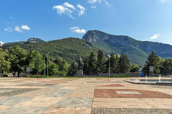 Monumento de Hristo Botev no centro da cidade de Vratsa, Bulgar — Fotografia de Stock