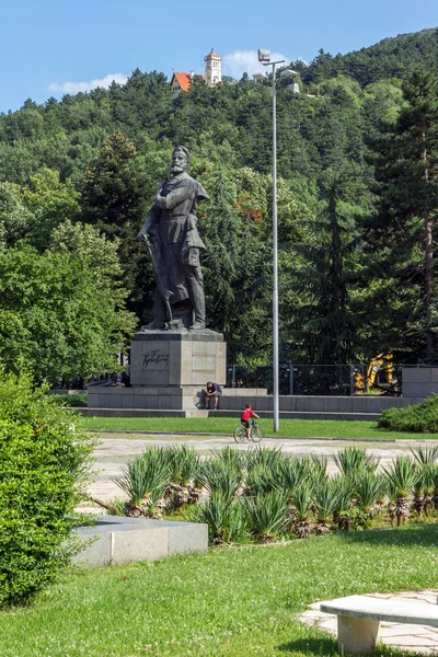 Hristo Botev emlékműve, a város központjában Vratsa, Bulgar — Stock Fotó