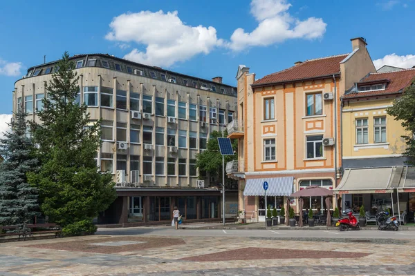 Bulgaristan'ın Vratsa kenti merkezinde hristo Botev meydanı — Stok fotoğraf