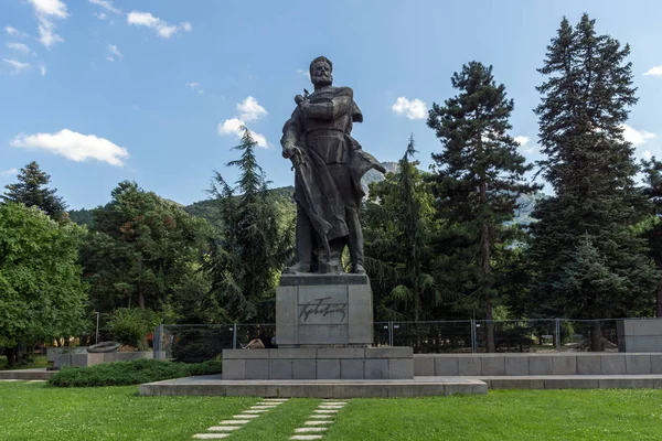 Monumento de Hristo Botev en el centro de la ciudad de Vratsa, Bulgar — Foto de Stock